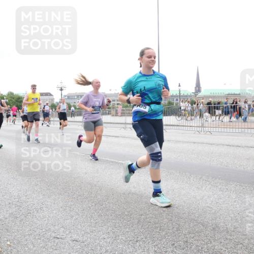 29.06.2025 - hella hamburg halbmarathon Lena Gebhardt http://msf.ph/oto/8409020 29.06.2025 10:50:48 Lombardsbrücke 1129, 1208, 1259, 1828, 1930, 2047, 2200, 2358, 2859, 3184, 3203, 3229, 3647, 3680, 3838, 4642, 4695, 4771, 4848, 4961, 5131, 5286, 5289, 6178, 7133, 7141, 7161, 7505, 7677, 7770, 7771, 7825, 7938, 8200, 8299, 8779, 8833, 8834, 8986, 9096, 9168, 9933, 10029, 10437, 10552, 10614, 10636, 10744, 11052, 11252, 11577, 11696, 12392, 12393, 13887, 14102, 14534, 14591, 15017, 15230, 15416 meine-sportfotos.de