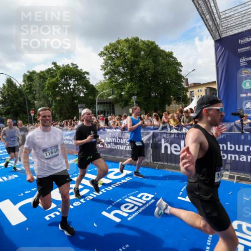 29.06.2025 - hella hamburg halbmarathon Zöllner http://msf.ph/oto/8409022 29.06.2025 10:43:38 Ziel 3116, 4080, 5124, 7635, 10246, 11648, 12623, 13996, 14484, 14690, 16338, 17912, 18449, 18513, 18775, 18810, 19229 meine-sportfotos.de