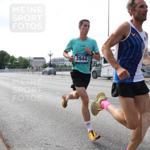 29.06.2025 - hella hamburg halbmarathon Lena Gebhardt http://msf.ph/oto/8409039 29.06.2025 09:37:47 Lombardsbrücke 3944, 45, 50, 3944, 12673 meine-sportfotos.de