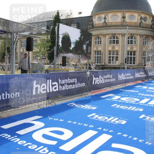 29.06.2025 - hella hamburg halbmarathon Michael Strokosch http://msf.ph/oto/8409040 29.06.2025 09:48:42 Ziel  meine-sportfotos.de