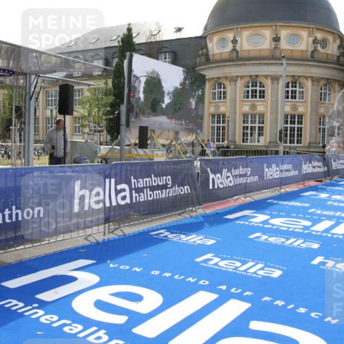 29.06.2025 - hella hamburg halbmarathon Michael Strokosch http://msf.ph/oto/8409049 29.06.2025 09:48:42 Ziel  meine-sportfotos.de