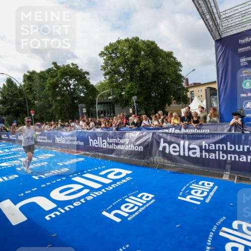 29.06.2025 - hella hamburg halbmarathon Zöllner http://msf.ph/oto/8409062 29.06.2025 10:18:58 Ziel 6380, 11342 meine-sportfotos.de