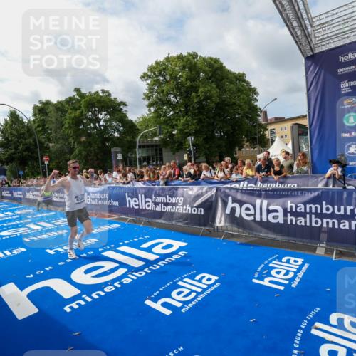 29.06.2025 - hella hamburg halbmarathon Zöllner http://msf.ph/oto/8409075 29.06.2025 10:18:58 Ziel 6380, 11342 meine-sportfotos.de