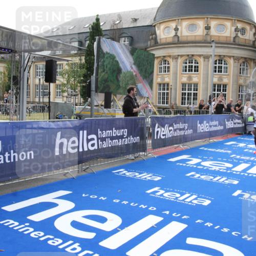 29.06.2025 - hella hamburg halbmarathon Michael Strokosch http://msf.ph/oto/8409077 29.06.2025 10:01:03 Ziel 1 meine-sportfotos.de