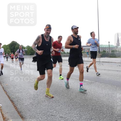 29.06.2025 - hella hamburg halbmarathon Lena Gebhardt http://msf.ph/oto/8409078 29.06.2025 10:04:14 Lombardsbrücke 1032, 1213, 1355, 1367, 1377, 1674, 2852, 2979, 3488, 4095, 4488, 4587, 5058, 5354, 5363, 5365, 5613, 5976, 6142, 6706, 6709, 7017, 7306, 7485, 8177, 8217, 8421, 8422, 8423, 8469, 8727, 9280, 9489, 9526, 9899, 10213, 10756, 10962, 11511, 11582, 11614, 12004, 12005, 12336, 12653, 12998, 13173, 13583, 13625, 14340, 14436, 14917, 15520, 15525, 15678, 16099, 16113, 16753, 16989, 17071, 17098, 17113, 17437 meine-sportfotos.de