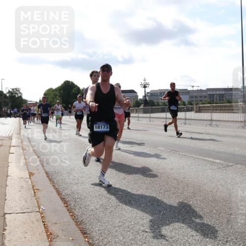 29.06.2025 - hella hamburg halbmarathon Lena Gebhardt http://msf.ph/oto/8409083 29.06.2025 09:49:59 Lombardsbrücke 1615, 14560, 18173, 8629, 1343, 1445, 1615, 1675, 1800, 1803, 1975, 2324, 2415, 2573, 2949, 3136, 3282, 3332, 3431, 3530, 4303, 4318, 4425, 4528, 5248, 5409, 5436, 6095, 6123, 6682, 6704, 7035, 7229, 7495, 7774, 7796, 8370, 8465, 8629, 8925, 9264, 9265, 9294, 9296, 9302, 9686, 9711, 9914, 9979, 10680, 10894, 10930, 11765, 11767, 12292, 12327, 12540, 12554, 12839, 12895, 13141, 13457, 13800, 14077, 14204, 14374, 14560, 14629, 14688, 14789, 15094 meine-sportfotos.de