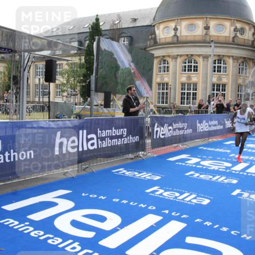 29.06.2025 - hella hamburg halbmarathon Michael Strokosch http://msf.ph/oto/8409085 29.06.2025 10:01:03 Ziel 1 meine-sportfotos.de