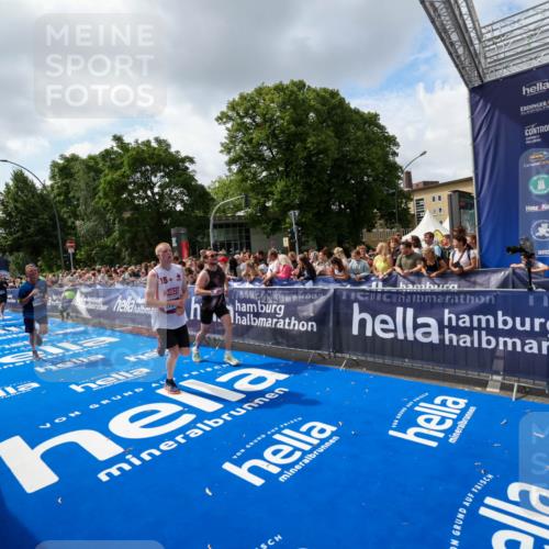 29.06.2025 - hella hamburg halbmarathon Zöllner http://msf.ph/oto/8409089 29.06.2025 10:43:43 Ziel 3116, 4318, 6903, 6991, 9114, 13421, 13996, 14201, 14210, 14690, 15328, 15932, 17912, 18449, 19090 meine-sportfotos.de