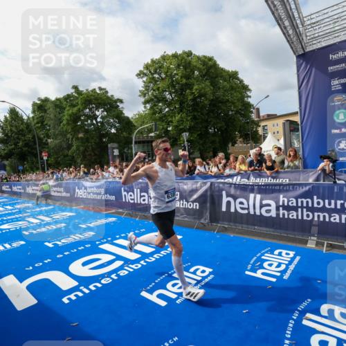 29.06.2025 - hella hamburg halbmarathon Zöllner http://msf.ph/oto/8409090 29.06.2025 10:18:59 Ziel 6380, 11342 meine-sportfotos.de
