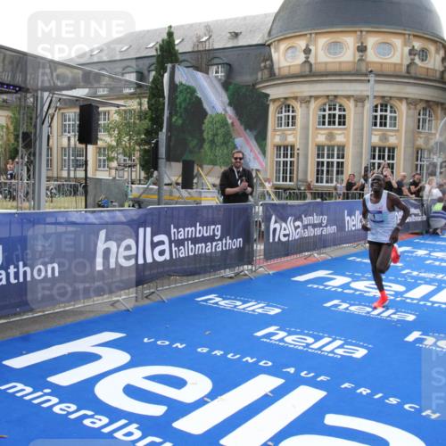 29.06.2025 - hella hamburg halbmarathon Michael Strokosch http://msf.ph/oto/8409095 29.06.2025 10:01:04 Ziel 1, 5 meine-sportfotos.de