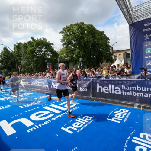 29.06.2025 - hella hamburg halbmarathon Zöllner http://msf.ph/oto/8409098 29.06.2025 10:43:43 Ziel 3116, 4318, 6903, 6991, 9114, 13421, 13996, 14201, 14210, 14690, 15328, 15932, 17912, 18449, 19090 meine-sportfotos.de