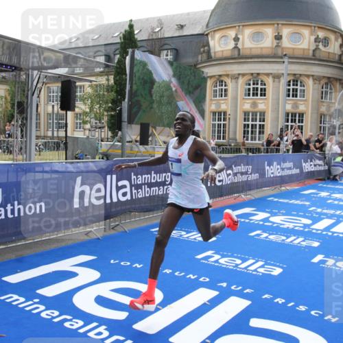 29.06.2025 - hella hamburg halbmarathon Michael Strokosch http://msf.ph/oto/8409102 29.06.2025 10:01:04 Ziel 1, 5 meine-sportfotos.de
