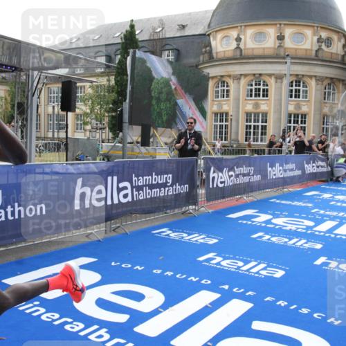 29.06.2025 - hella hamburg halbmarathon Michael Strokosch http://msf.ph/oto/8409109 29.06.2025 10:01:04 Ziel 1, 5 meine-sportfotos.de