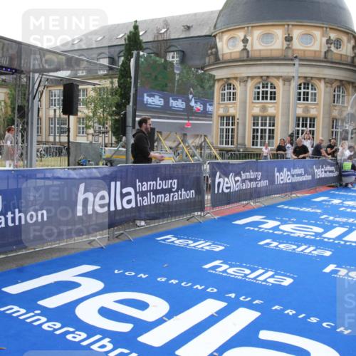 29.06.2025 - hella hamburg halbmarathon Michael Strokosch http://msf.ph/oto/8409115 29.06.2025 10:01:10 Ziel 5 meine-sportfotos.de