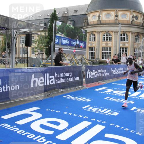 29.06.2025 - hella hamburg halbmarathon Michael Strokosch http://msf.ph/oto/8409125 29.06.2025 10:01:11 Ziel 5 meine-sportfotos.de