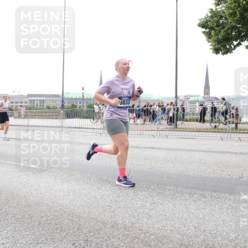 29.06.2025 - hella hamburg halbmarathon Lena Gebhardt http://msf.ph/oto/8409132 29.06.2025 10:50:49 Lombardsbrücke 1828, 3833, 1129, 1203, 1208, 1259, 1404, 1828, 1930, 2047, 2200, 2358, 2859, 3184, 3203, 3229, 3647, 3680, 3838, 4642, 4695, 4771, 4848, 4961, 5131, 5286, 5289, 6178, 7133, 7141, 7161, 7505, 7677, 7770, 7771, 7825, 7938, 8200, 8299, 8779, 8833, 8834, 8986, 9096, 9168, 9933, 10029, 10437, 10552, 10614, 10636, 10744, 11052, 11252, 11577, 12392, 12393, 13887, 14102, 14534, 14591, 15017, 15230, 15416 meine-sportfotos.de