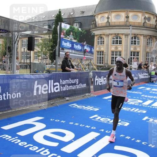 29.06.2025 - hella hamburg halbmarathon Michael Strokosch http://msf.ph/oto/8409133 29.06.2025 10:01:11 Ziel 5 meine-sportfotos.de