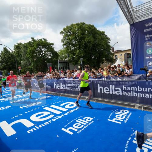 29.06.2025 - hella hamburg halbmarathon Zöllner http://msf.ph/oto/8409134 29.06.2025 10:43:45 Ziel 1976, 3116, 4318, 6903, 6991, 9114, 9159, 11153, 11848, 13421, 14201, 14210, 14690, 15328, 15932, 16105, 17912, 18449, 19090 meine-sportfotos.de