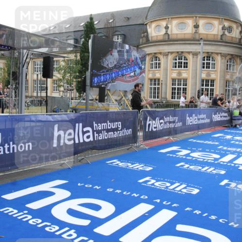 29.06.2025 - hella hamburg halbmarathon Michael Strokosch http://msf.ph/oto/8409138 29.06.2025 10:01:58 Ziel 4 meine-sportfotos.de