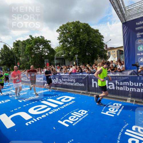 29.06.2025 - hella hamburg halbmarathon Zöllner http://msf.ph/oto/8409140 29.06.2025 10:43:46 Ziel 1976, 3116, 4318, 6903, 6991, 9114, 9159, 11153, 11848, 13421, 14201, 14210, 15328, 15512, 15932, 16062, 16105, 18449, 19090 meine-sportfotos.de