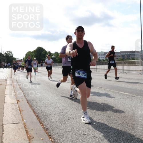 29.06.2025 - hella hamburg halbmarathon Lena Gebhardt http://msf.ph/oto/8409141 29.06.2025 09:50:00 Lombardsbrücke 1615, 14560, 52, 18173, 1343, 1445, 1615, 1675, 1800, 1803, 1975, 2324, 2415, 2573, 2949, 3136, 3282, 3332, 3431, 3530, 4303, 4318, 4425, 4528, 5248, 5409, 5436, 6095, 6123, 6682, 6704, 7035, 7229, 7495, 7774, 7796, 8370, 8465, 8629, 8925, 9264, 9265, 9294, 9296, 9302, 9686, 9711, 9914, 9979, 10680, 10894, 10930, 11765, 11767, 12292, 12327, 12540, 12554, 12839, 12895, 13141, 13457, 13800, 14077, 14204, 14374, 14560, 14629, 14688, 14789, 15094 meine-sportfotos.de