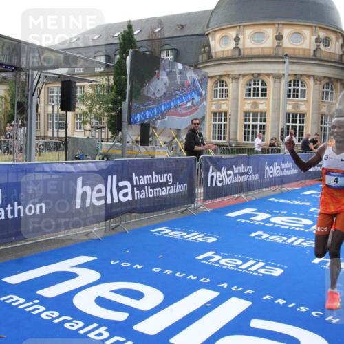29.06.2025 - hella hamburg halbmarathon Michael Strokosch http://msf.ph/oto/8409157 29.06.2025 10:01:59 Ziel 4 meine-sportfotos.de