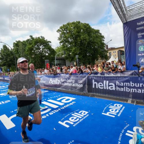29.06.2025 - hella hamburg halbmarathon Zöllner http://msf.ph/oto/8409160 29.06.2025 10:43:47 Ziel 1976, 4318, 6903, 6991, 7185, 9114, 9159, 11153, 11778, 11848, 13421, 14201, 14210, 15328, 15512, 15932, 16062, 16105, 18449, 19090 meine-sportfotos.de