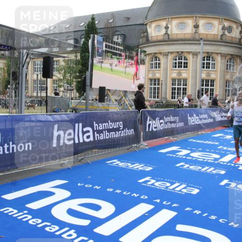 29.06.2025 - hella hamburg halbmarathon Michael Strokosch http://msf.ph/oto/8409164 29.06.2025 10:02:18 Ziel 11 meine-sportfotos.de