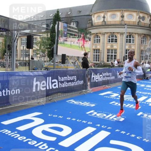 29.06.2025 - hella hamburg halbmarathon Michael Strokosch http://msf.ph/oto/8409174 29.06.2025 10:02:18 Ziel 11 meine-sportfotos.de
