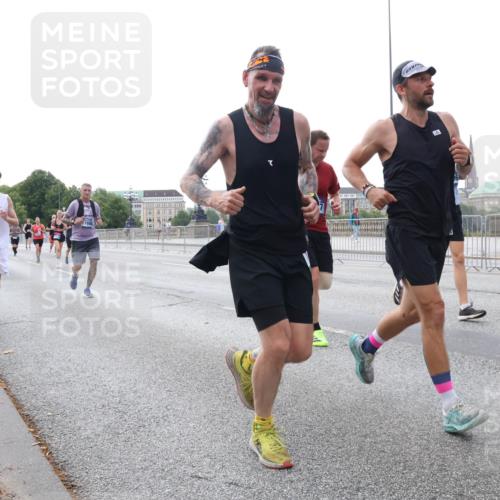 29.06.2025 - hella hamburg halbmarathon Lena Gebhardt http://msf.ph/oto/8409184 29.06.2025 10:04:14 Lombardsbrücke 1511, 1032, 1213, 1355, 1367, 1377, 1674, 2852, 2979, 3488, 4095, 4488, 4587, 5058, 5354, 5363, 5365, 5613, 5976, 6142, 6706, 6709, 7017, 7306, 7485, 8177, 8217, 8421, 8422, 8423, 8469, 8727, 9280, 9489, 9526, 9899, 10213, 10756, 10962, 11511, 11582, 11614, 12004, 12005, 12336, 12653, 12998, 13173, 13583, 13625, 14340, 14436, 14917, 15520, 15525, 15678, 16099, 16113, 16753, 16989, 17071, 17098, 17113, 17437 meine-sportfotos.de