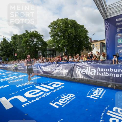 29.06.2025 - hella hamburg halbmarathon Zöllner http://msf.ph/oto/8409191 29.06.2025 10:19:01 Ziel 11342 meine-sportfotos.de