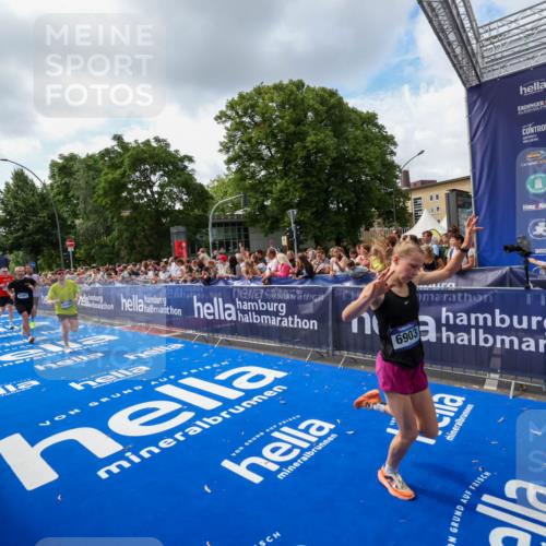 29.06.2025 - hella hamburg halbmarathon Zöllner http://msf.ph/oto/8409195 29.06.2025 10:43:49 Ziel 1976, 3437, 5692, 6903, 6991, 7185, 9159, 9374, 11153, 11778, 11848, 13897, 14201, 14210, 15512, 16062, 16105, 18650, 19090 meine-sportfotos.de