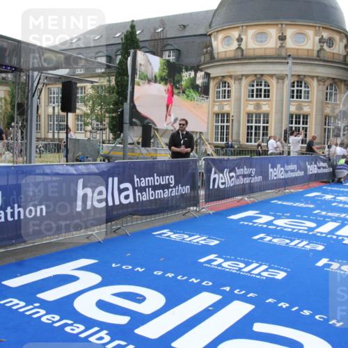 29.06.2025 - hella hamburg halbmarathon Michael Strokosch http://msf.ph/oto/8409196 29.06.2025 10:02:24 Ziel 2, 25 meine-sportfotos.de