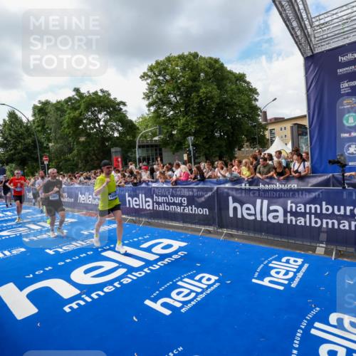 29.06.2025 - hella hamburg halbmarathon Zöllner http://msf.ph/oto/8409203 29.06.2025 10:43:50 Ziel 1976, 3437, 5624, 5692, 6903, 6991, 7185, 9043, 9159, 9374, 11153, 11778, 11848, 13897, 14201, 14210, 15512, 16062, 16105, 18650, 19090 meine-sportfotos.de