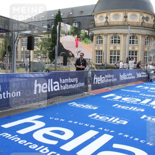 29.06.2025 - hella hamburg halbmarathon Michael Strokosch http://msf.ph/oto/8409206 29.06.2025 10:02:25 Ziel 2, 25 meine-sportfotos.de