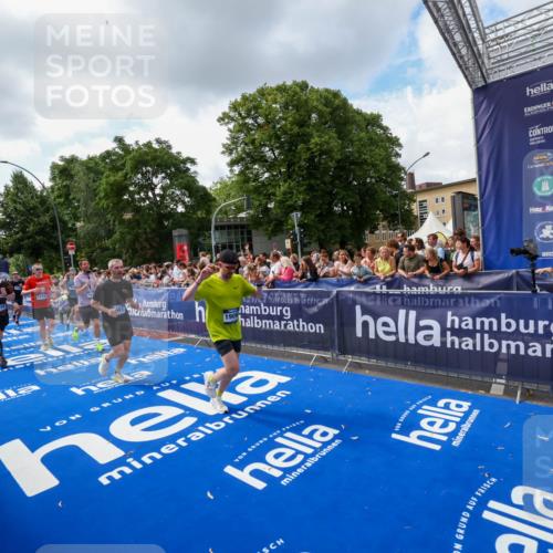29.06.2025 - hella hamburg halbmarathon Zöllner http://msf.ph/oto/8409211 29.06.2025 10:43:51 Ziel 1976, 3437, 3697, 5624, 5692, 6991, 7185, 9043, 9159, 9374, 11153, 11778, 11848, 13897, 14861, 15512, 16062, 16105, 18650, 19090 meine-sportfotos.de