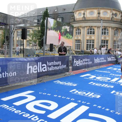 29.06.2025 - hella hamburg halbmarathon Michael Strokosch http://msf.ph/oto/8409219 29.06.2025 10:02:25 Ziel 2, 25 meine-sportfotos.de