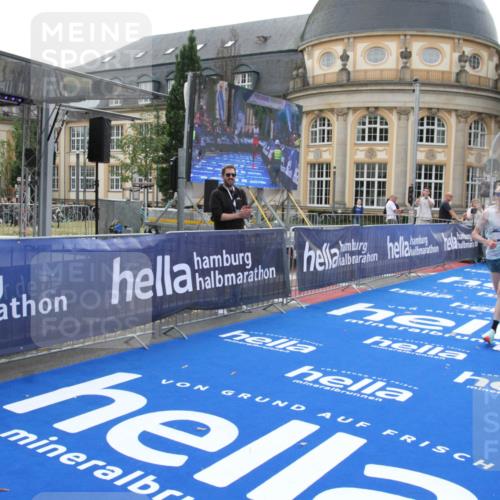 29.06.2025 - hella hamburg halbmarathon Michael Strokosch http://msf.ph/oto/8409229 29.06.2025 10:02:31 Ziel 2, 22 meine-sportfotos.de