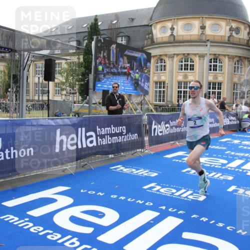 29.06.2025 - hella hamburg halbmarathon Michael Strokosch http://msf.ph/oto/8409237 29.06.2025 10:02:31 Ziel 2, 22 meine-sportfotos.de