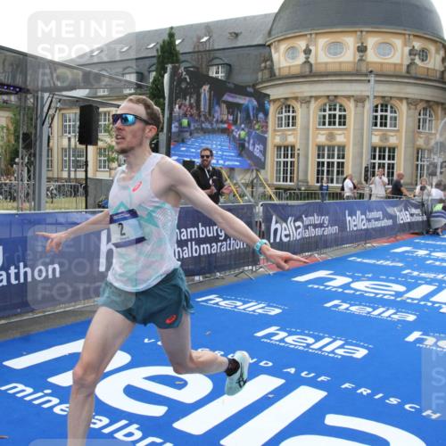 29.06.2025 - hella hamburg halbmarathon Michael Strokosch http://msf.ph/oto/8409243 29.06.2025 10:02:31 Ziel 2, 22 meine-sportfotos.de