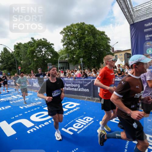 29.06.2025 - hella hamburg halbmarathon Zöllner http://msf.ph/oto/8409253 29.06.2025 10:43:53 Ziel 1976, 3437, 3697, 3907, 5624, 5692, 7185, 8145, 9043, 9159, 9374, 10493, 11153, 11778, 11809, 11848, 12966, 13897, 14861, 15512, 16062, 16105, 17376, 18650, 18678 meine-sportfotos.de