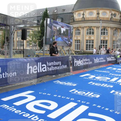 29.06.2025 - hella hamburg halbmarathon Michael Strokosch http://msf.ph/oto/8409256 29.06.2025 10:02:34 Ziel 22 meine-sportfotos.de