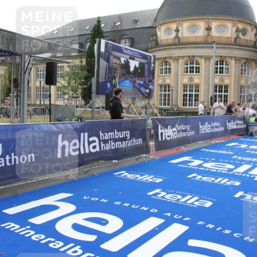 29.06.2025 - hella hamburg halbmarathon Michael Strokosch http://msf.ph/oto/8409261 29.06.2025 10:02:35 Ziel 22 meine-sportfotos.de