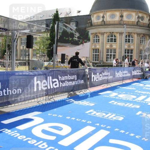 29.06.2025 - hella hamburg halbmarathon Michael Strokosch http://msf.ph/oto/8409269 29.06.2025 10:02:47 Ziel 10 meine-sportfotos.de