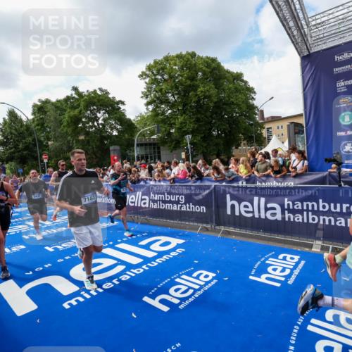 29.06.2025 - hella hamburg halbmarathon Zöllner http://msf.ph/oto/8409276 29.06.2025 10:43:54 Ziel 3437, 3697, 3907, 5624, 5692, 7185, 8145, 9043, 9374, 10493, 11153, 11778, 11809, 11848, 12966, 13897, 14861, 15512, 16062, 16549, 17376, 17403, 18650, 18678 meine-sportfotos.de