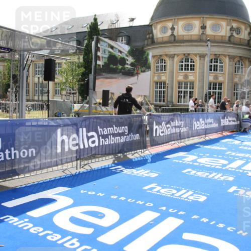 29.06.2025 - hella hamburg halbmarathon Michael Strokosch http://msf.ph/oto/8409277 29.06.2025 10:02:48 Ziel 10 meine-sportfotos.de