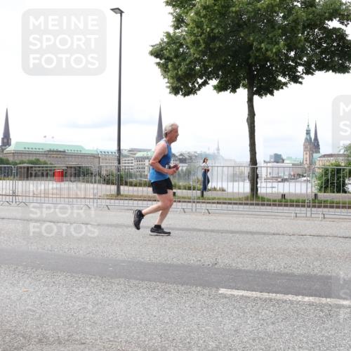 29.06.2025 - hella hamburg halbmarathon Lena Gebhardt http://msf.ph/oto/8409281 29.06.2025 10:24:57 Lombardsbrücke 1352, 1395, 1740, 2000, 2108, 2249, 2280, 2944, 3053, 3099, 3113, 3132, 3421, 3920, 3961, 3963, 4008, 4010, 4111, 4221, 4444, 5126, 5138, 5814, 5829, 5830, 6261, 6570, 7778, 8083, 8962, 9573, 10907, 11400, 11651, 11816, 11817, 11921, 12070, 12303, 13111, 13113, 13638, 14086, 14649, 14898, 15124, 15153, 15679, 15942, 15975, 17185, 17535, 17954, 18194, 18198 meine-sportfotos.de