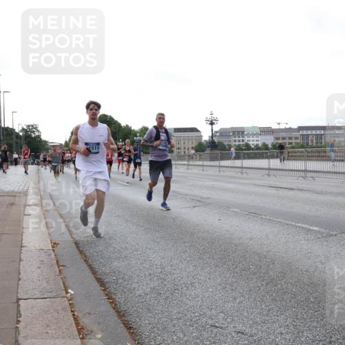 29.06.2025 - hella hamburg halbmarathon Lena Gebhardt http://msf.ph/oto/8409282 29.06.2025 10:04:15 Lombardsbrücke 1511, 1032, 1213, 1355, 1367, 1377, 1674, 2852, 2979, 3488, 3994, 4095, 4488, 4587, 5058, 5354, 5363, 5365, 5613, 5976, 6142, 6706, 6709, 7017, 7306, 7485, 8177, 8217, 8421, 8422, 8423, 8469, 8727, 9280, 9489, 9526, 9899, 10213, 10756, 10962, 11511, 11582, 11614, 12004, 12005, 12336, 12653, 12998, 13173, 13583, 13625, 14340, 14436, 14917, 15520, 15525, 15678, 16099, 16113, 16753, 16989, 17071, 17098, 17113, 17437 meine-sportfotos.de