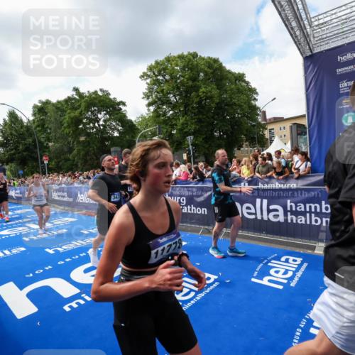29.06.2025 - hella hamburg halbmarathon Zöllner http://msf.ph/oto/8409288 29.06.2025 10:43:55 Ziel 3437, 3697, 3907, 5624, 5692, 7185, 8145, 9043, 9374, 10493, 11778, 11809, 12438, 12966, 13897, 14861, 15512, 16062, 16549, 17376, 17403, 18650, 18678 meine-sportfotos.de