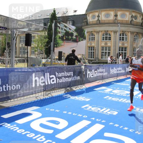 29.06.2025 - hella hamburg halbmarathon Michael Strokosch http://msf.ph/oto/8409293 29.06.2025 10:02:48 Ziel 10 meine-sportfotos.de